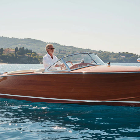 Teakpflege auf dem Boot – So bleibt Ihr Deck schön, geschützt und lebendig